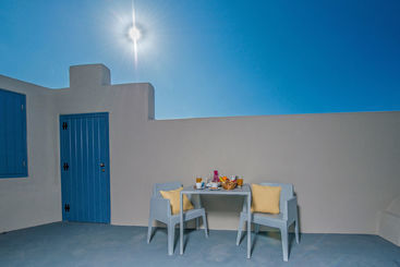 Luna Santorini Suites