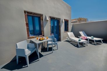 Luna Santorini Suites