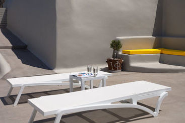 Luna Santorini Suites