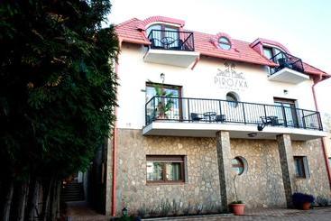 هتل Piroska Villa