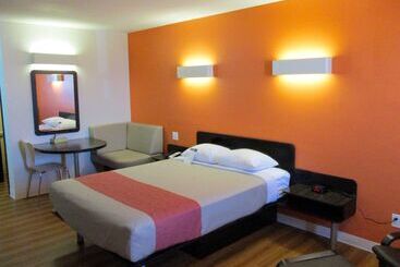 מוטל Joys Inn Innisfail, Ab