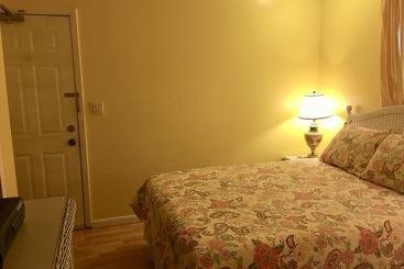 Eldemire's Tropical Island Inn