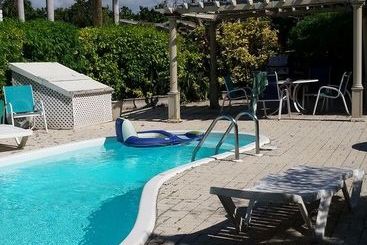 Eldemire's Tropical Island Inn