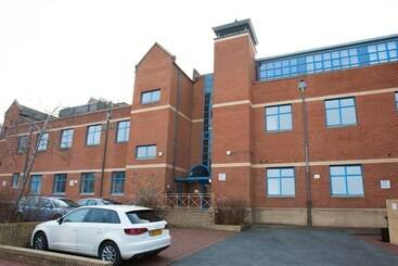 游客公寓 Comfortable Swindon Town Centre Apartments, Free Parking, Sleeps Up To 8