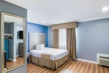 בית מלון כפרי Rodeway Inn & Suites Port Arthur   Groves