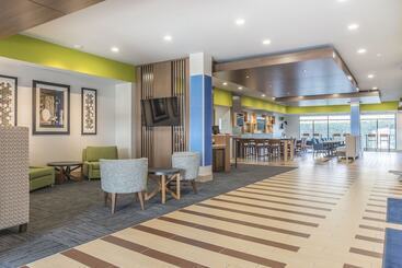فندق Holiday Inn Express & Suites Clarion, An Ihg