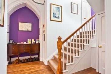 تختخواب و صبحانه The Red Townhouse