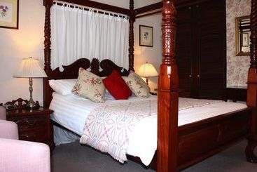 هتل The Four Poster