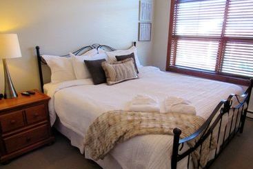 هتل Tremblant Les Eaux By Les Suites