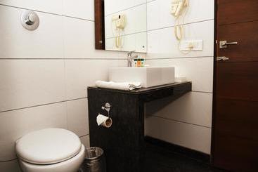 هتل ZO Rooms Iconic Panchkula Sector 11