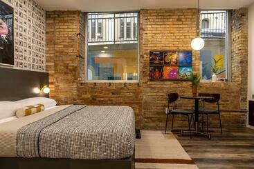 هاستل 5 King Bed Suites At The Finnley Hotel In Dt Gr
