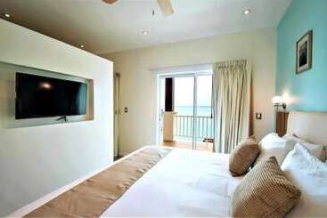 هتل Bartolome Oceanfront Suites