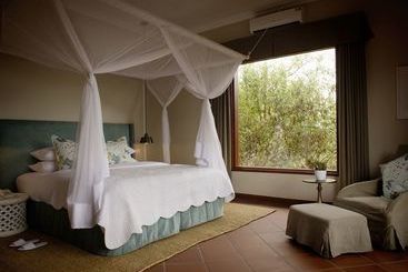هتل Acacia Farm Lodge