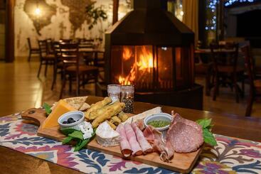 בית מלון כפרי Cayley Mountain Resort