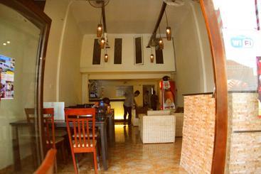 B52 Hostel