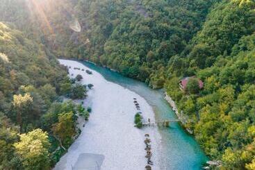تختخواب و صبحانه Livadhi Guesthouse Komani Lake