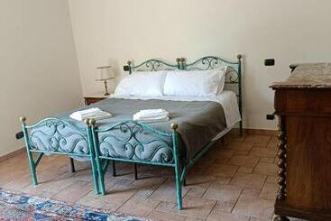 تختخواب و صبحانه Serendipity