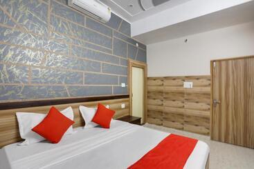 Отель Oyo Flagship 81307  Pratap Since