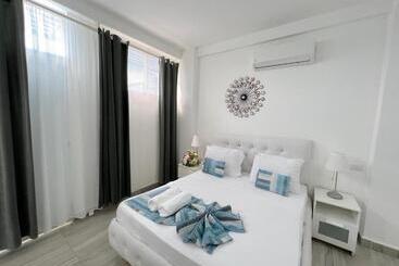 هتل Vacation Studios With Rooftop Pool, Beach Club, Restaurants   Playa Los Corales
