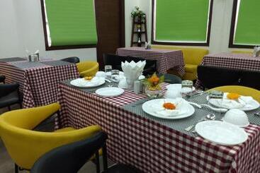 בית מלון כפרי Goroomgo Luxury Palm Bhimtal   Luxury Room   Excellent Customer Service   Best Seller