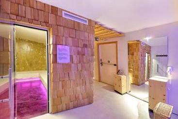 هتل Astor Suites B&b