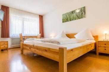 هتل Gasthaus Pension Löwen