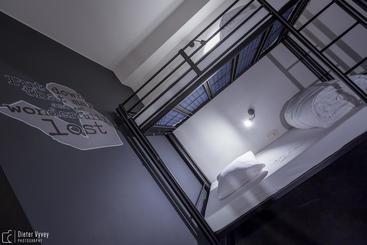 هتل The Cube Hostel