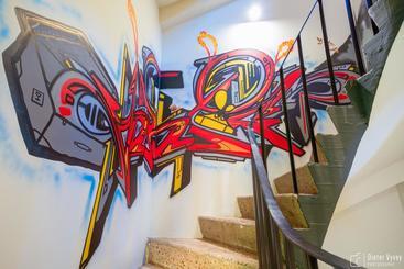 هتل The Cube Hostel