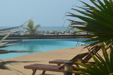 בית מלון כפרי Elmina Bay Resort