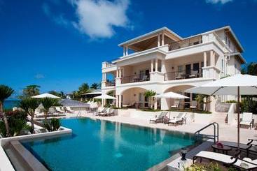 هتل The Cove Suites At Blue Waters Resort And Spa
