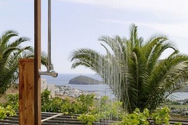 Kymothoi Rooms & Pool Bar