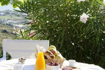 Kymothoi Rooms & Pool Bar