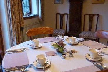 تختخواب و صبحانه Tudor Cottage