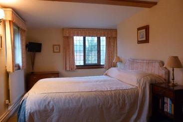 تختخواب و صبحانه Tudor Cottage