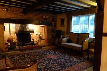 تختخواب و صبحانه Tudor Cottage
