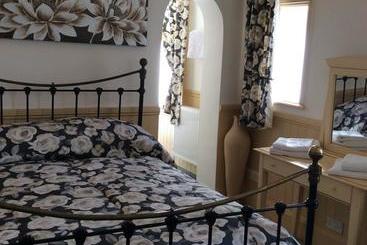 تختخواب و صبحانه The Coach House