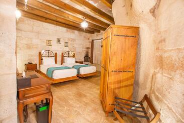 هتل Imperial Cave Suites & Spa