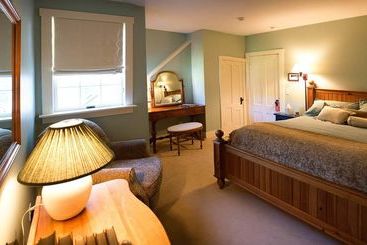 هتل Red Clover Inn And Restaurant