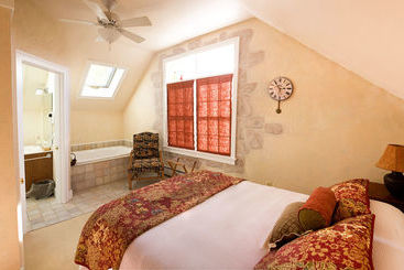 هتل Red Clover Inn And Restaurant