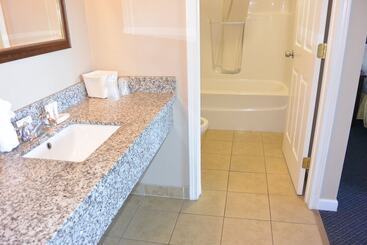 فندق على الطريق Days Inn By Wyndham Lakewood South Tacoma