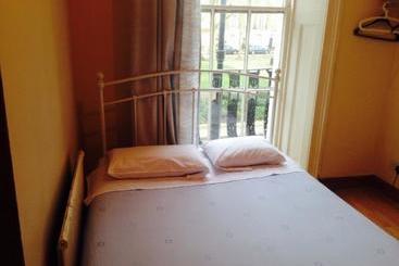 تختخواب و صبحانه OYO Kings Hotel
