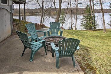 별장 Cozy Balsam Lake Home: Deck, Private Dock + Kayaks