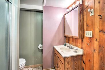 کلبه Custer Retreat W/ Pool Access, Walk To Downtown!