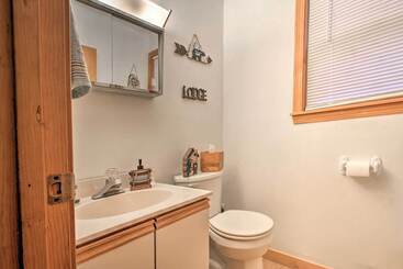 コテージ Lakeview Forest Cabin W/ Deck < 1/2 Mile To Beach!