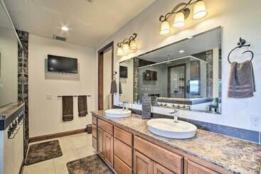 コテージ Luxe Coos Bay Escape W/ Patio + River Views!