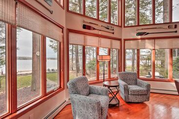 کلبه Lakefront Poconos Escape W/ Game Room, Dock & Pool