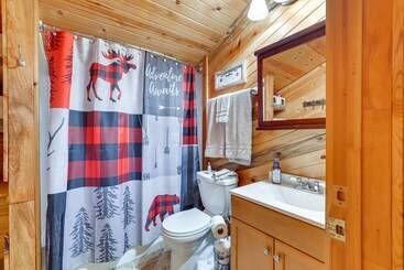 بيت ريفى Peaceful Garden Valley Cabin W/ Private Deck!