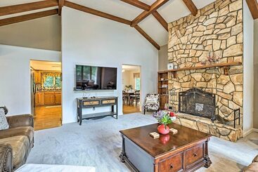 茅舍 Resort Home W/ Game Room & Luxury Backyard!