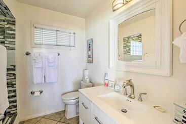 بيت ريفى Tropical Oceanside Home W/ Deck, Walk To Beach