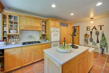 بيت ريفى Wilmington Retreat W/ Deck, Lake Views & Game Room